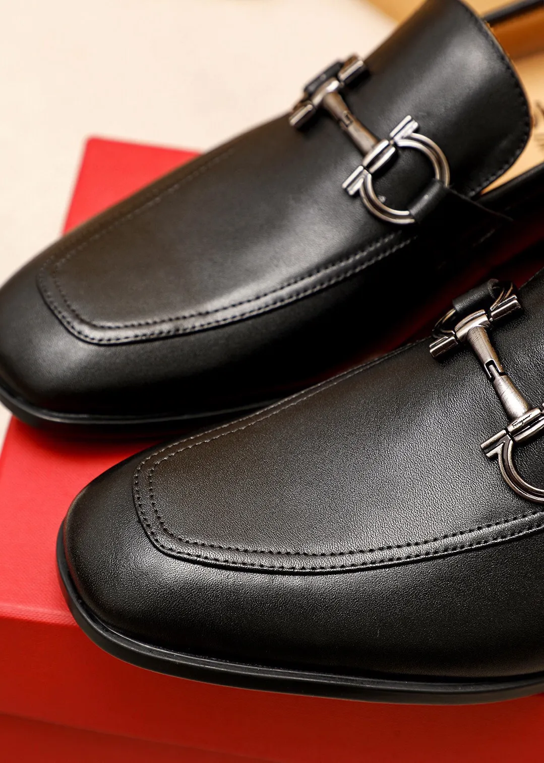 Men's shoes 💰480 💐 Product trademark: Ferragamo "Ferragamo" casual leather shoes Regular size: 38-44 (45🉑️customized) Product materials: Selected imported first-layer cowhide upper + luxury hardware buckle, imported water-dyed cowhide leather lining. Strong three-dimensional visual effect, original rubber outsole Color: 3⃣️seed leather materials available
